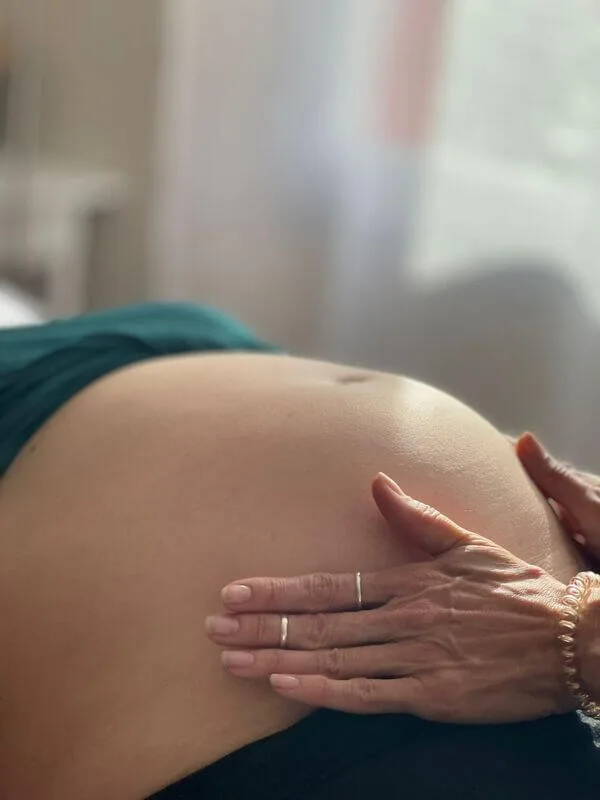 Femme enceinte kinesiologie.jpg